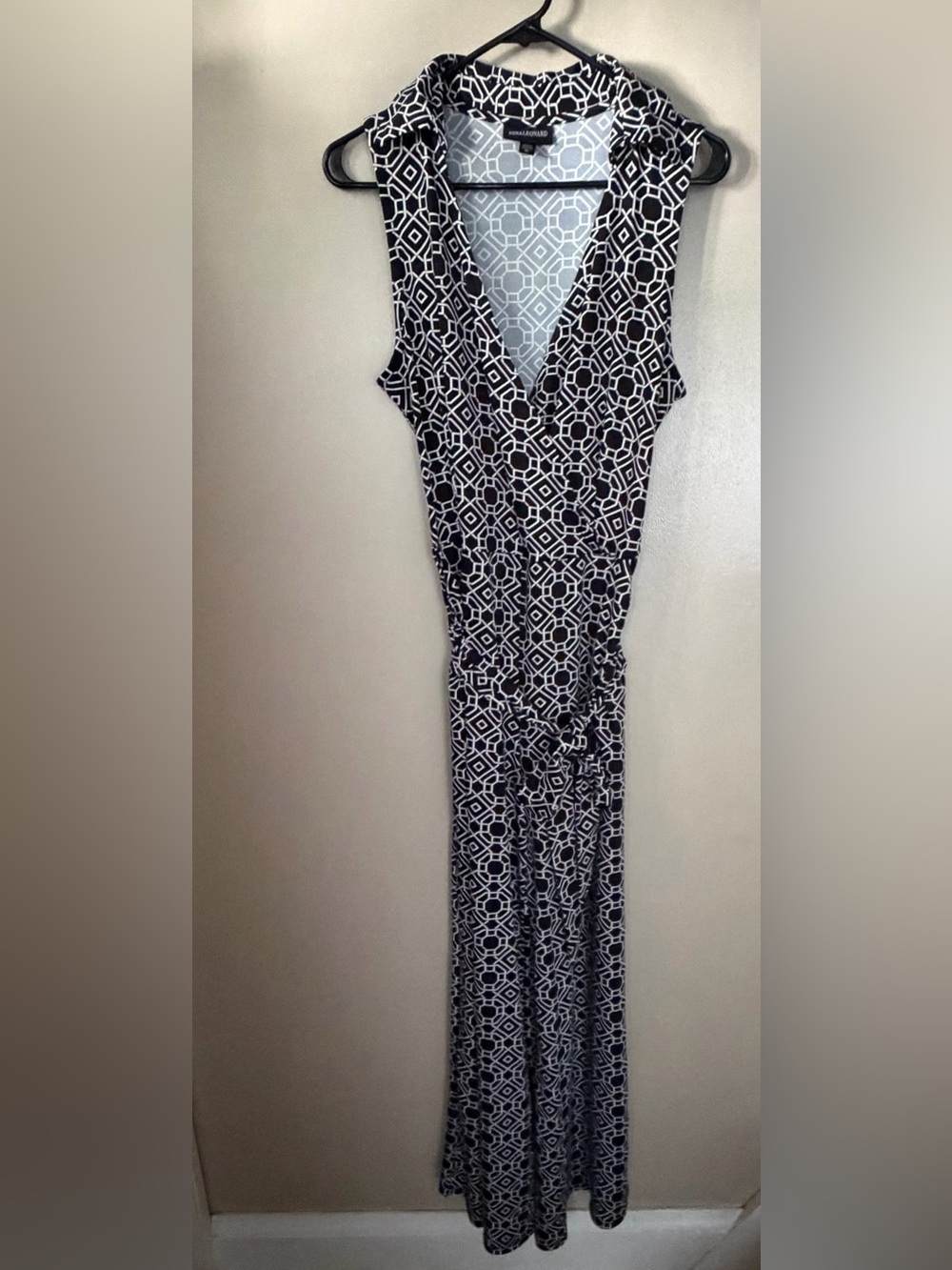 Nina Leonard Black & White Geometric V-Neck jumpsuit with pockets